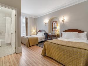 Hôtel Manoir de la Tour - chambre 2 lits doubles salle de bain privée