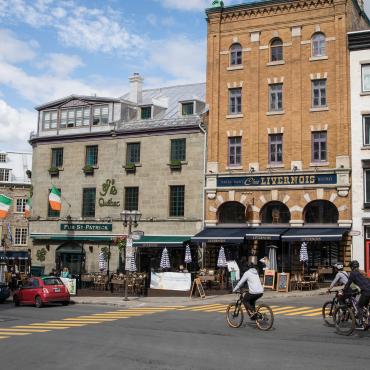 Cyclistes en vélo de montagne dans le Vieux-Québec